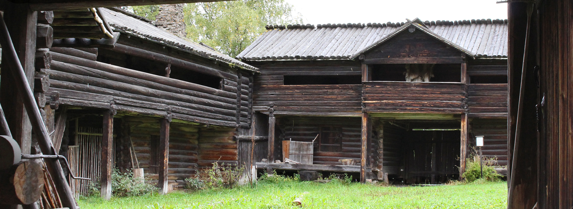 En kulturhistoriskt kringbyggd gård från 1700-talet